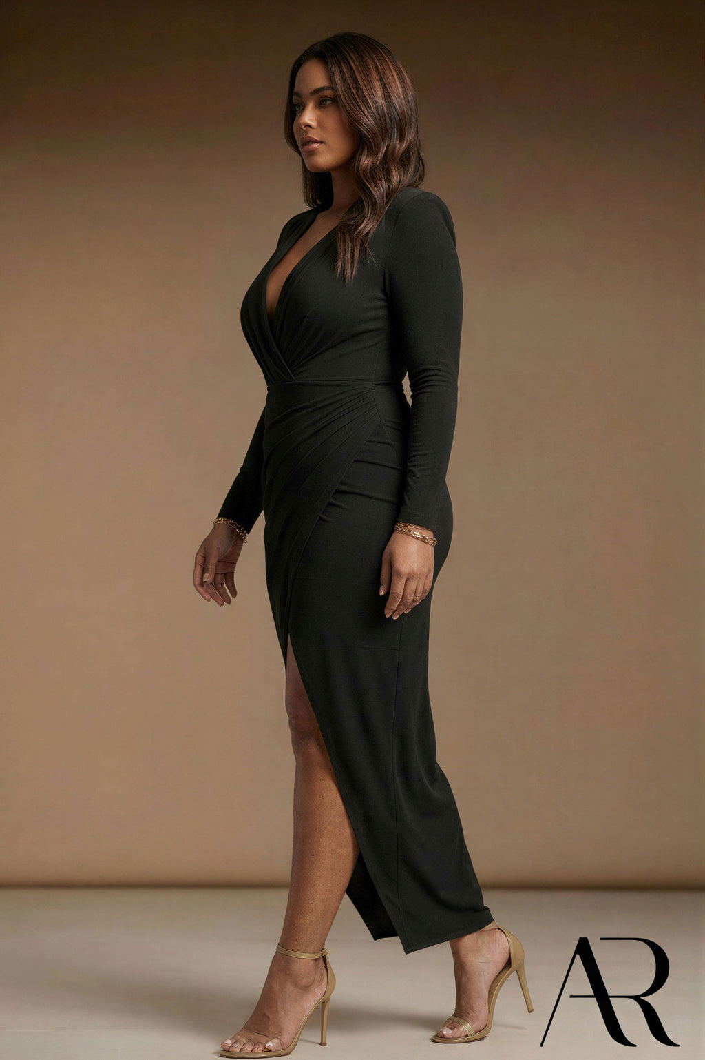 ELIZABETH - elegant black curvy fitted evening dress with sleeves