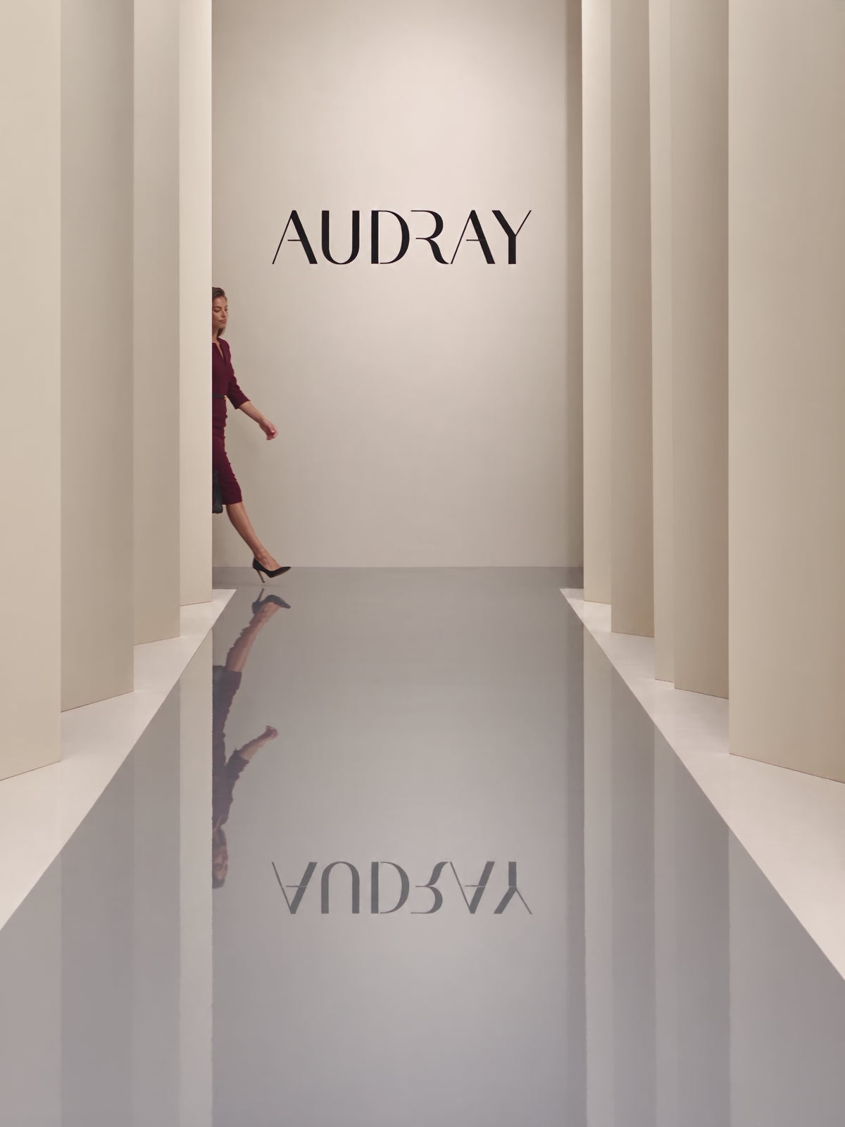 THE AUDRAY – Etuikleid in Burgunderrot