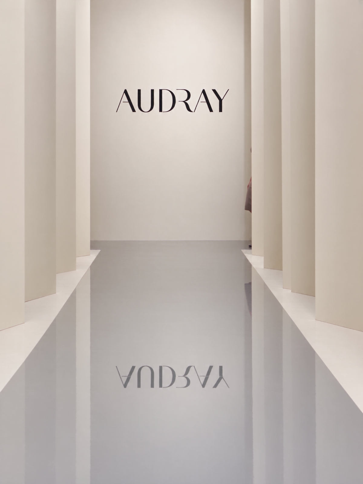 THE AUDRAY – Etuikleid in Mud
